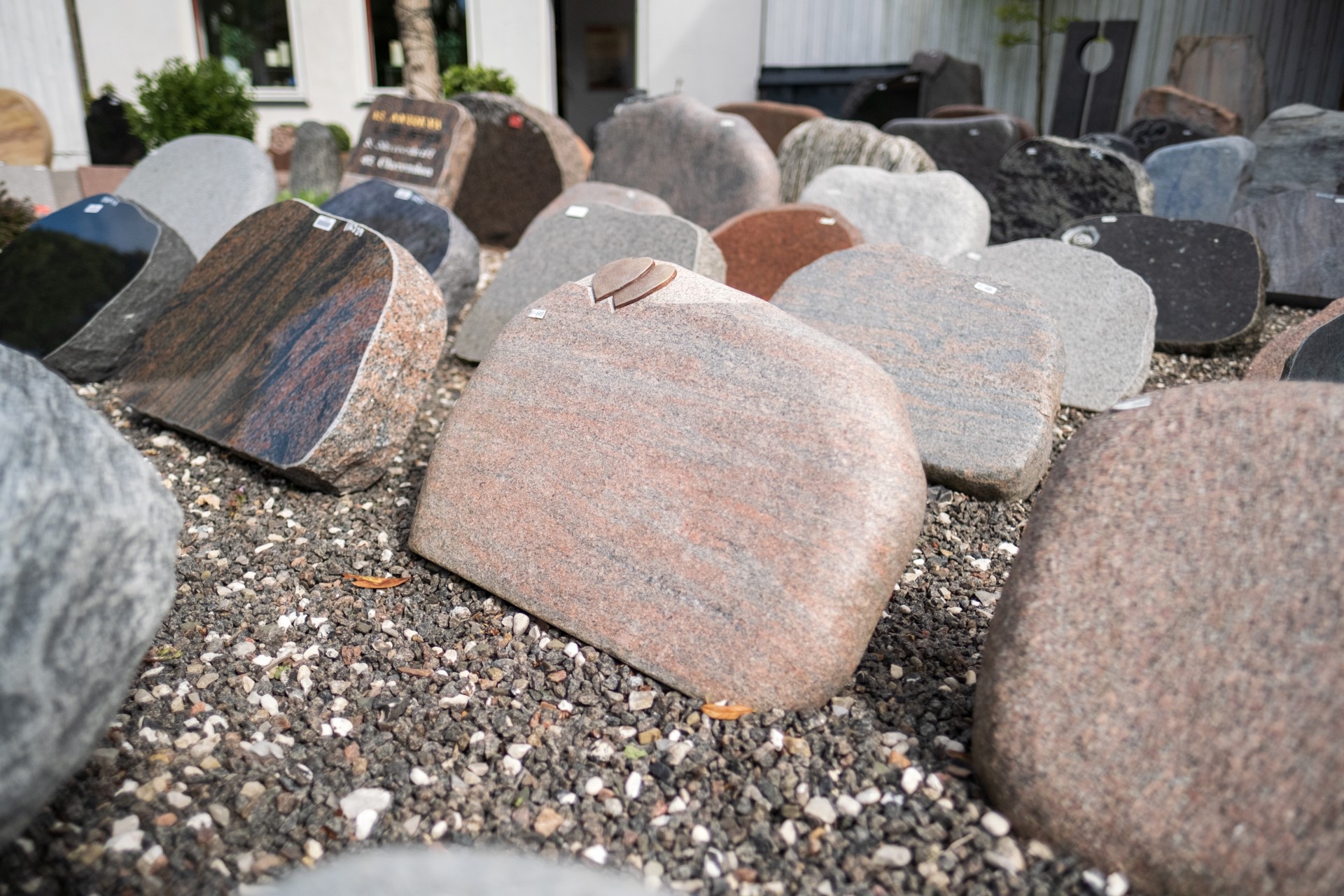 stenhugger-t-strup-unikke-gravsten-tilpasset-jeres-minde